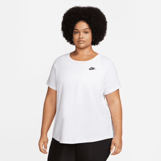 Nike Sportswear Club Essentials Women's Plus Size T-shirt